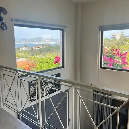 Muses Chalkida με πισίνα