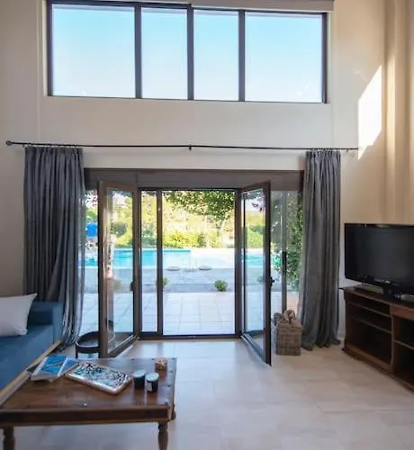 Βίλα Muses Chalkida με πισίνα Karababás